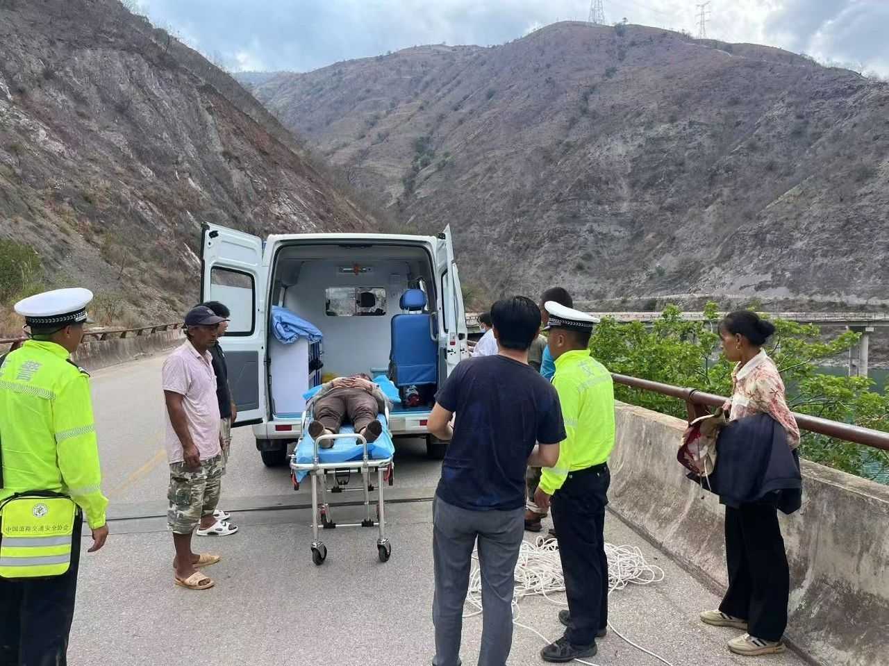 惊险！丽江一女子连人带车坠崖，民警“接力托举”2小时生死救援3.jpeg