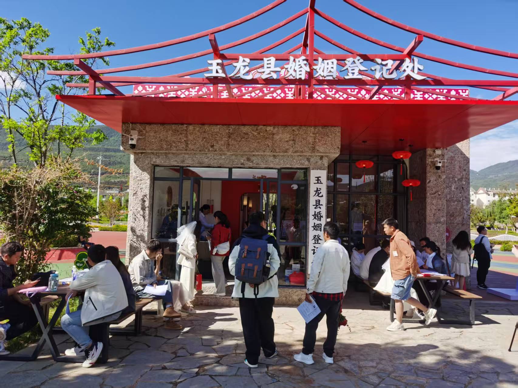 福建新人飞赴丽江“520 领证”：“不用户口本，雪山见证我们的五年爱情”1.jpg