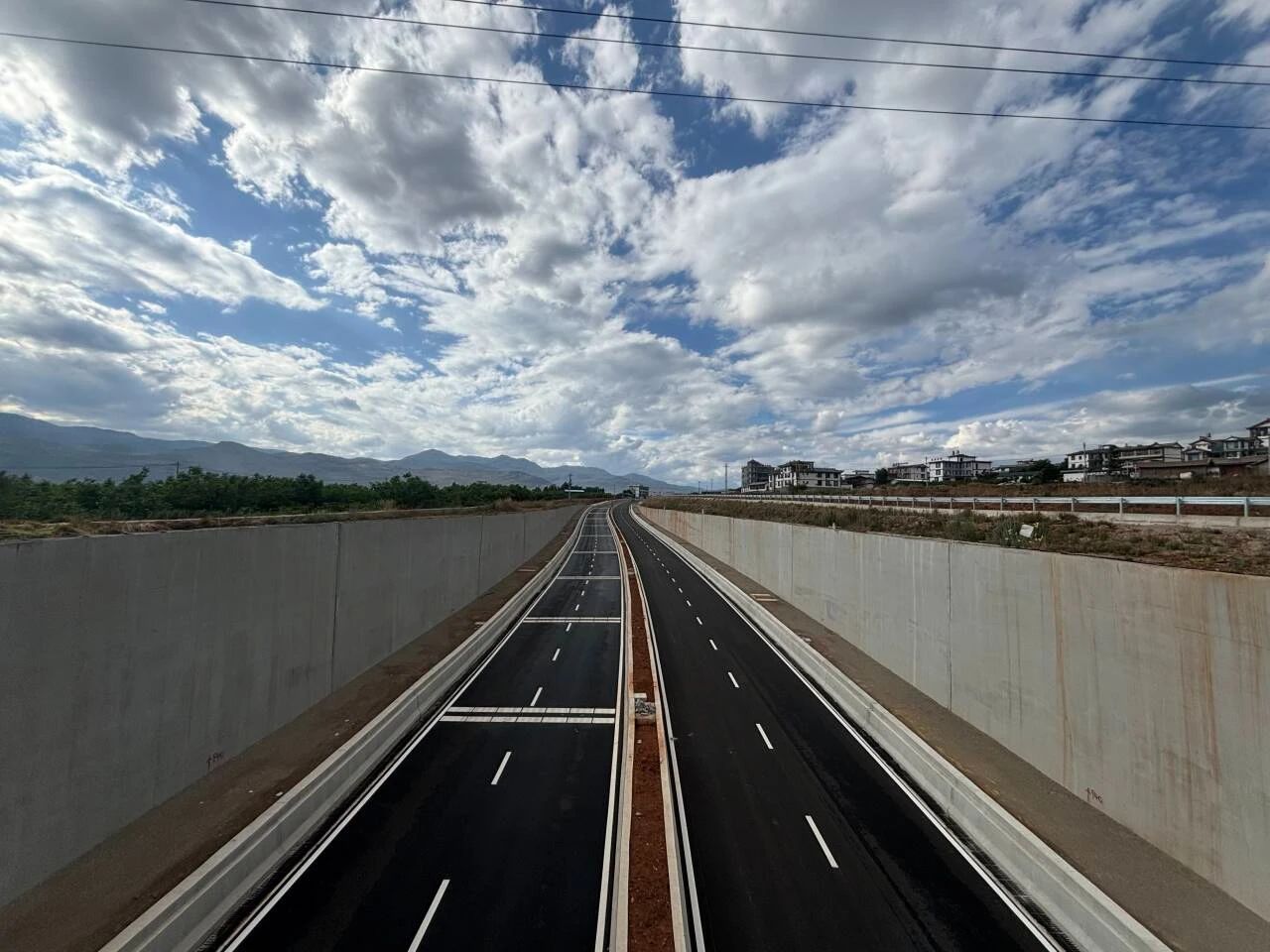 丽江机场24米道 5月20日开放试通车了1.jpg