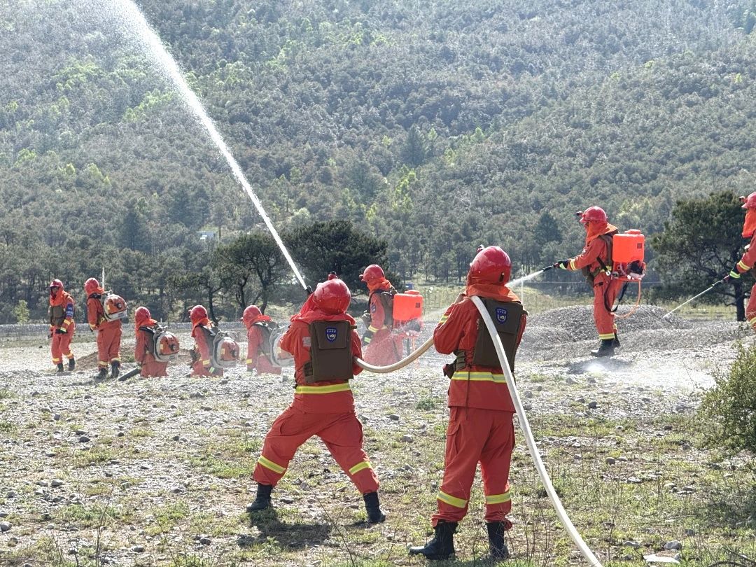 140 余人协同作战！玉龙雪山景区上演森林草原防灭火实战“大练兵”2.jpg
