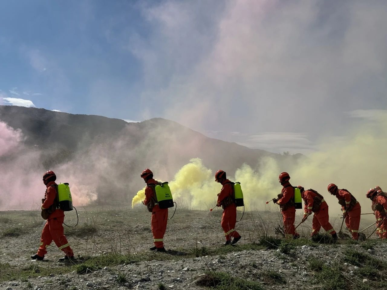 140 余人协同作战！玉龙雪山景区上演森林草原防灭火实战“大练兵”3.jpg