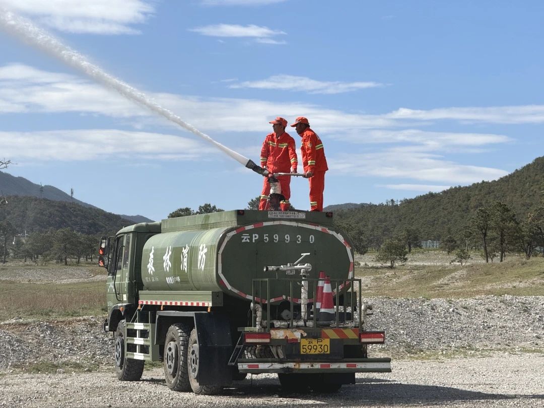 140 余人协同作战！玉龙雪山景区上演森林草原防灭火实战“大练兵”4.jpg