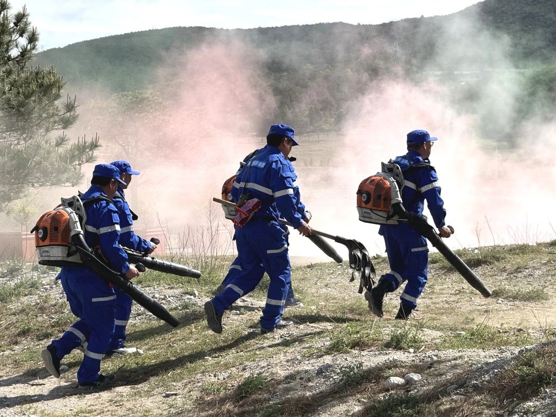 140 余人协同作战！玉龙雪山景区上演森林草原防灭火实战“大练兵”5.jpg