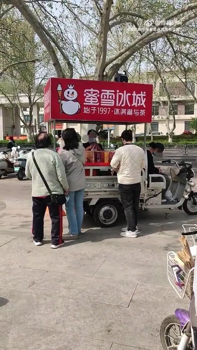 “商业奇才”还是违规操作？博主景区转卖蜜雪冰城柠檬水，半小时赚254元3.jpg