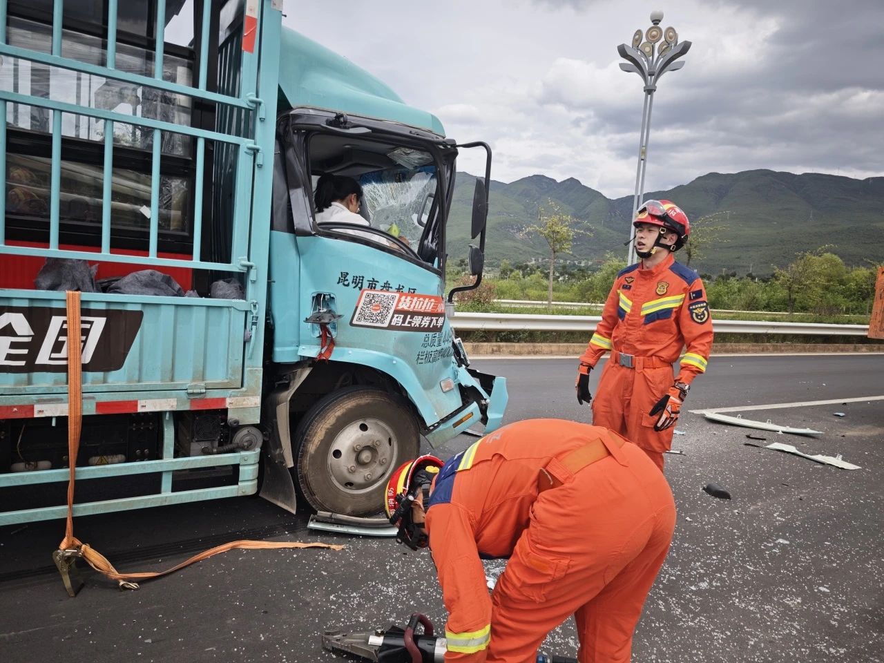 生死时速！丽江高速车辆追尾，消防23分钟救出被困者2.jpg