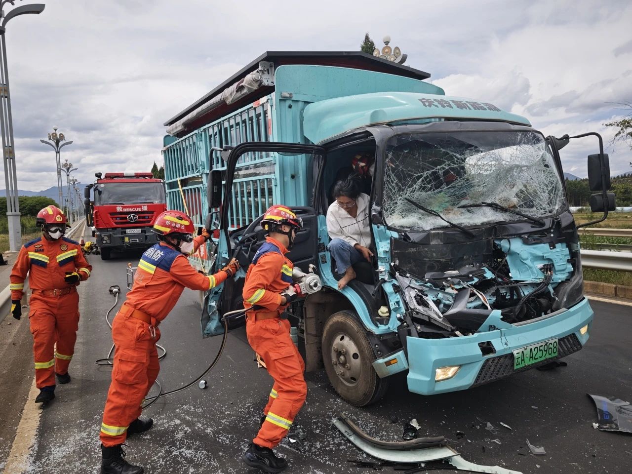 生死时速！丽江高速车辆追尾，消防23分钟救出被困者4.jpg