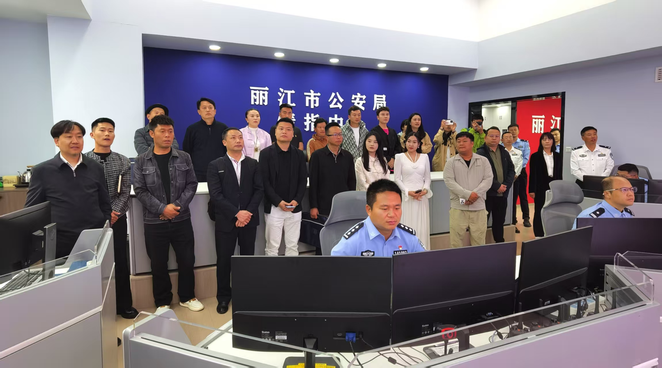 30余位网络名人代表走进丽江警营，共话警媒合作新未来1.jpg