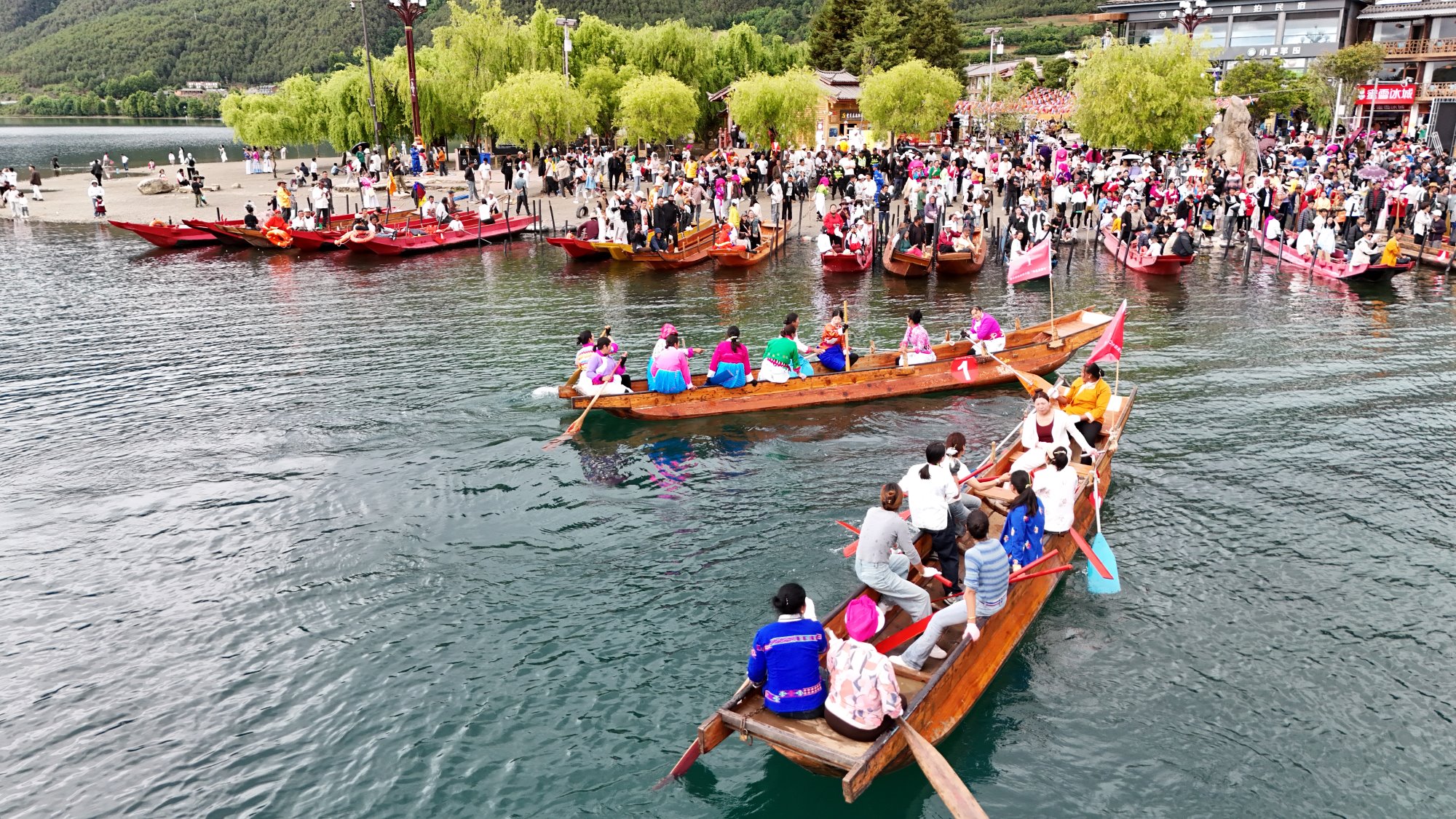 沉浸女儿国！泸沽湖猪槽船大赛引客醉享摩梭端午2.jpg
