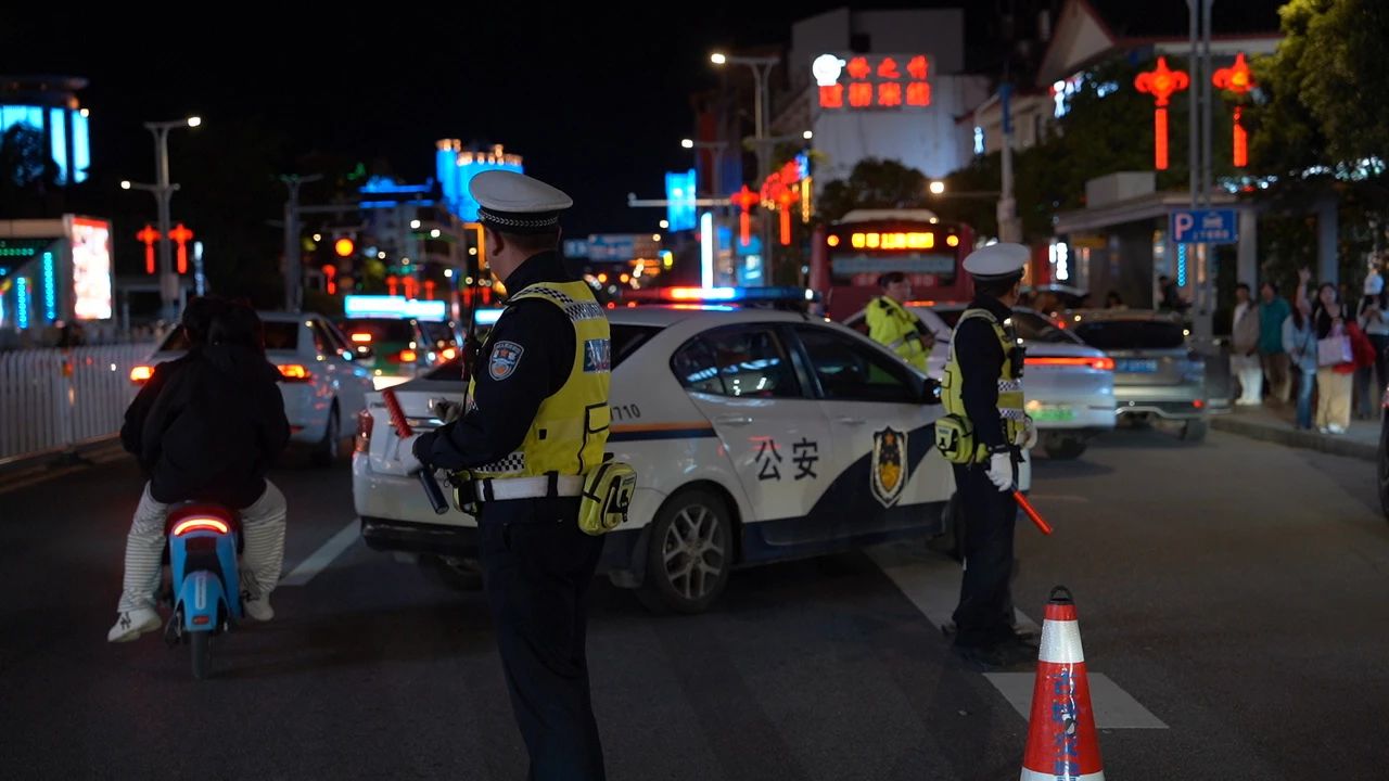 与“粽”不同的坚守：丽江交警守护平安“不打烊”2.jpg