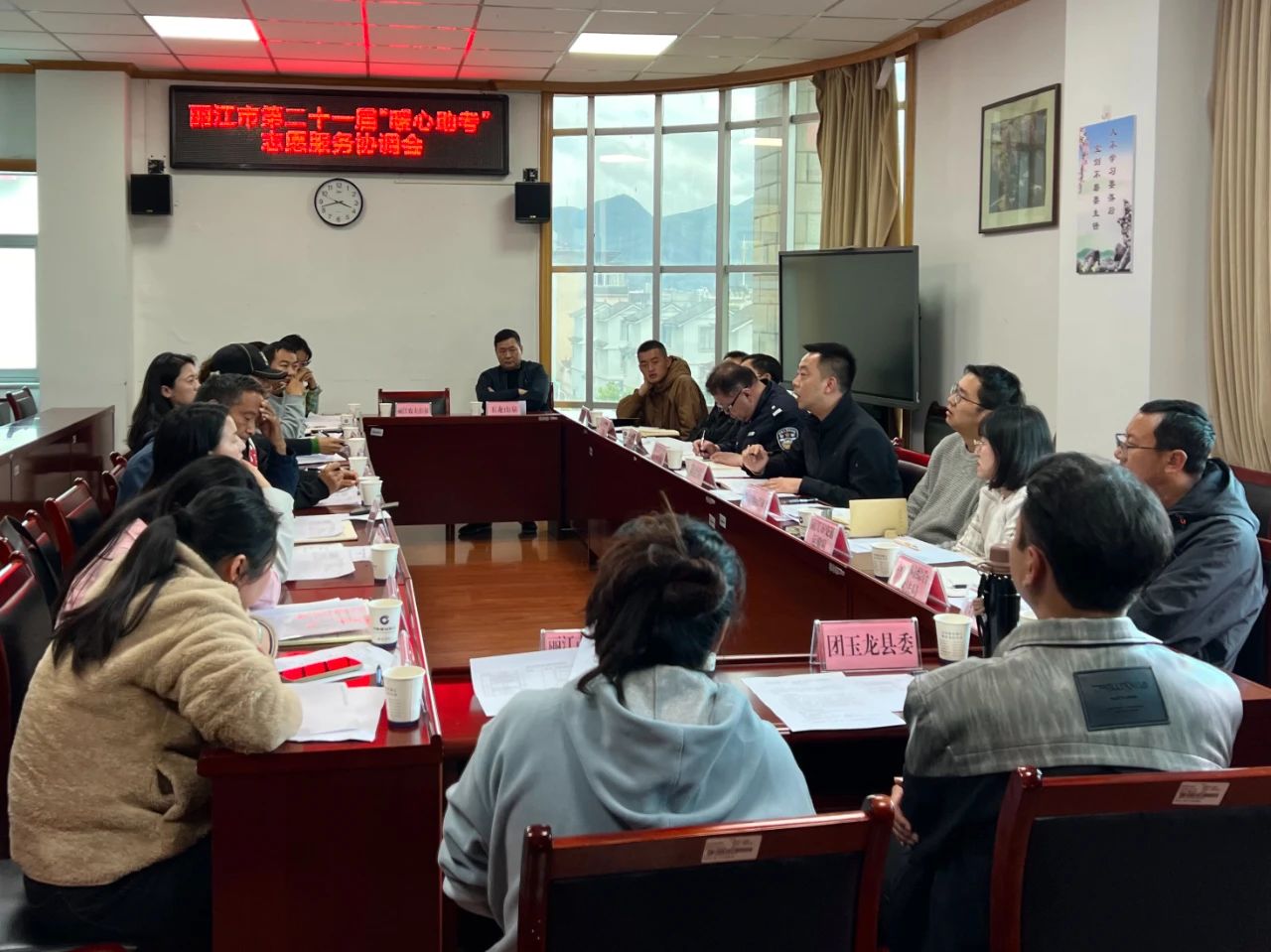 @丽江高考生：200 辆爱心车已候场，暖心热线为你点亮赶考路1.jpg