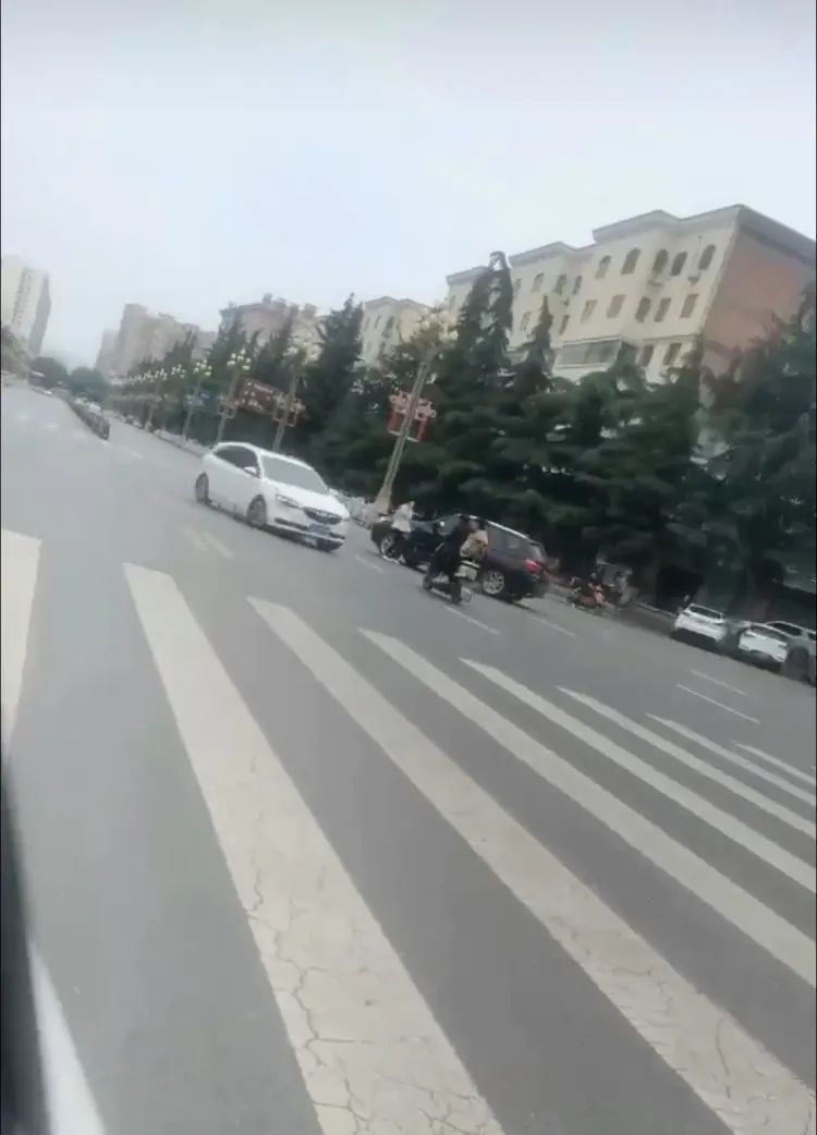 陕西一社区书记驾车追撞女子 连撞电瓶车后仍不停车 警方已介入1.jpg