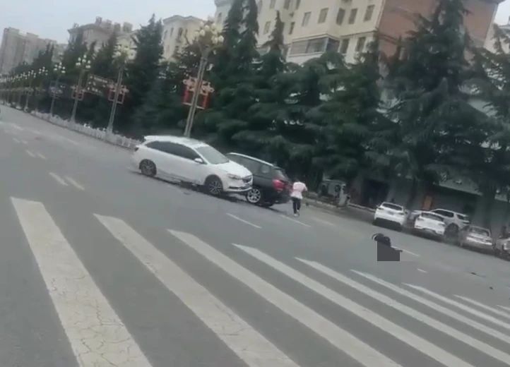 陕西一社区书记驾车追撞女子 连撞电瓶车后仍不停车 警方已介入2.jpg