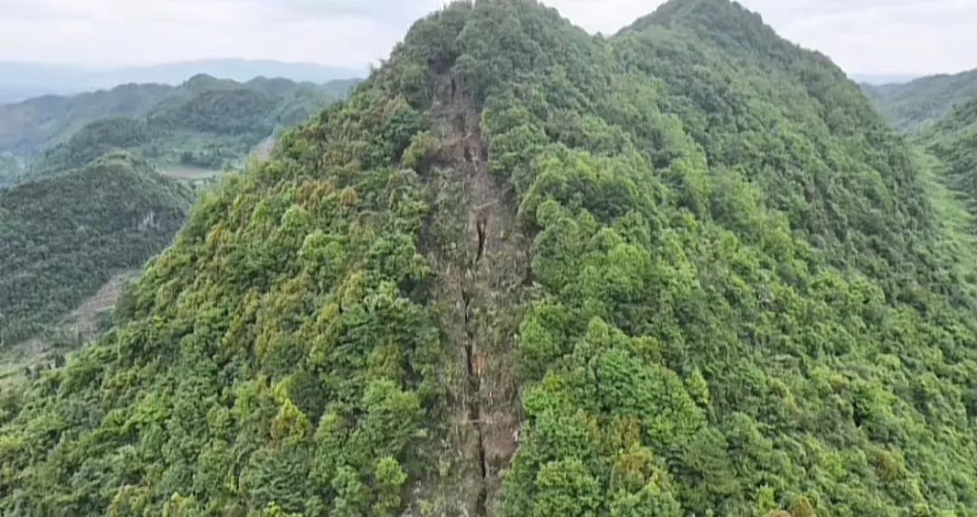 贵州金沙县山体现巨大裂缝引担忧 村民：煤矿开采18年致地质隐患1.jpg