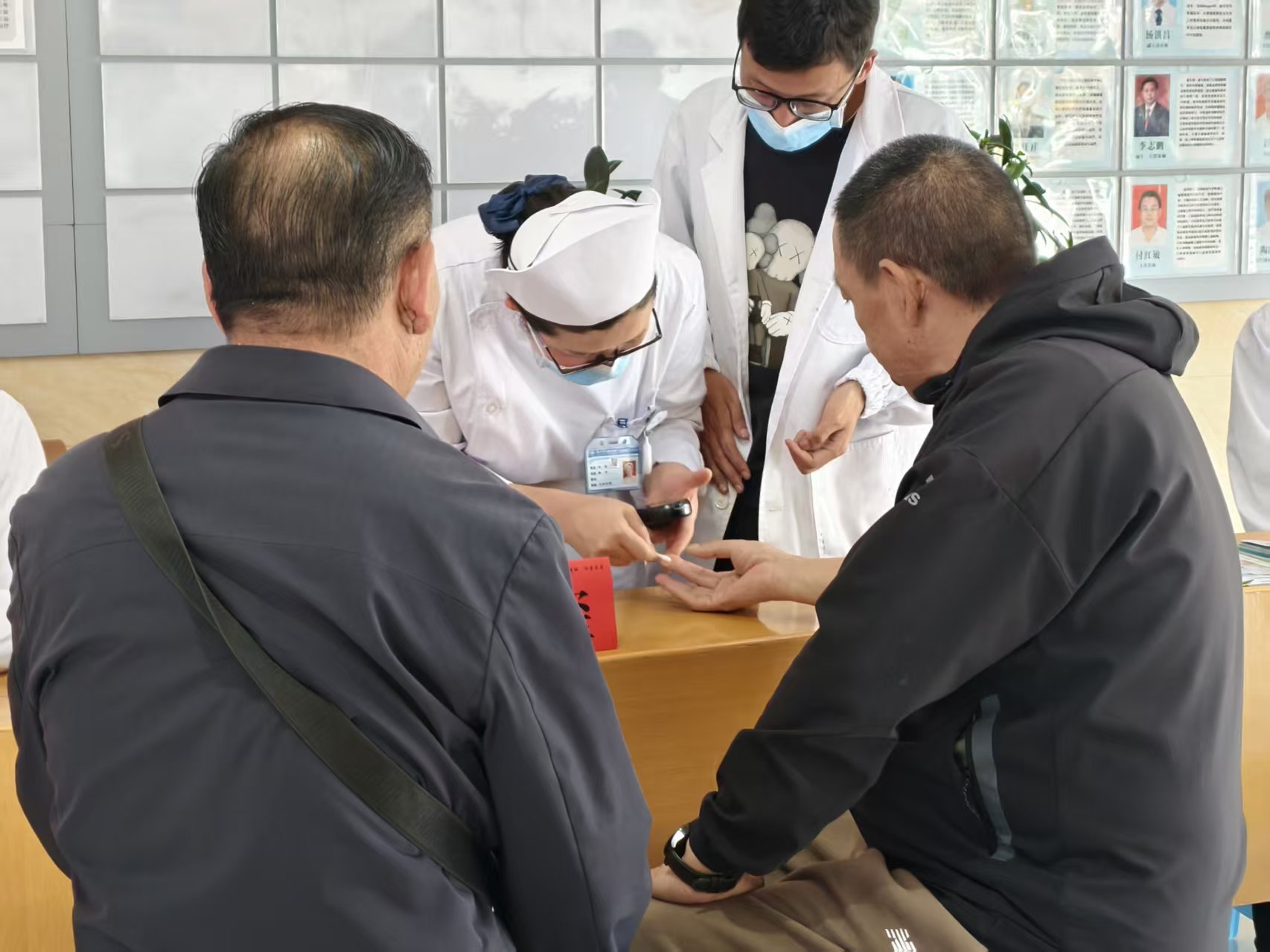 丽江市人民医院开展“中国房颤日”与“全国爱眼日”义诊活动，关注市民健康 (2).jpg