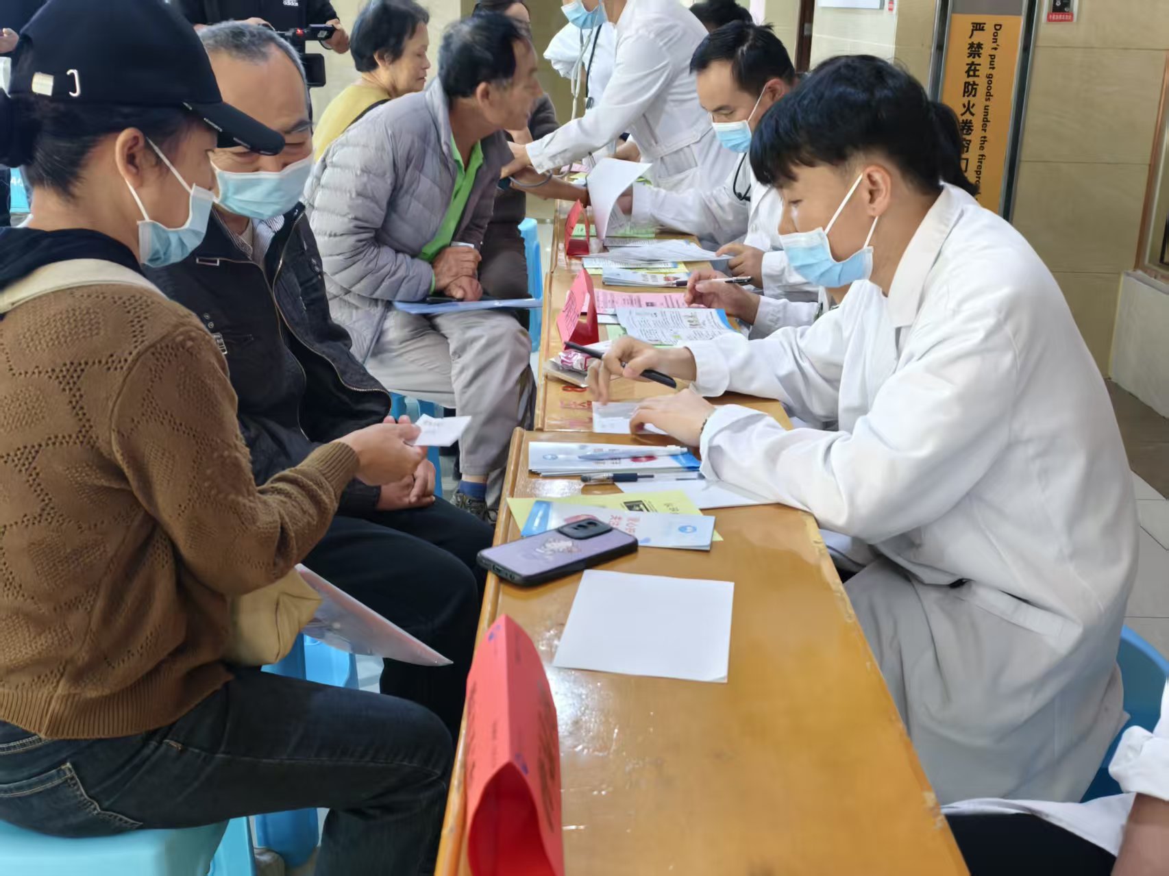 丽江市人民医院开展“中国房颤日”与“全国爱眼日”义诊活动，关注市民健康 (5).jpg