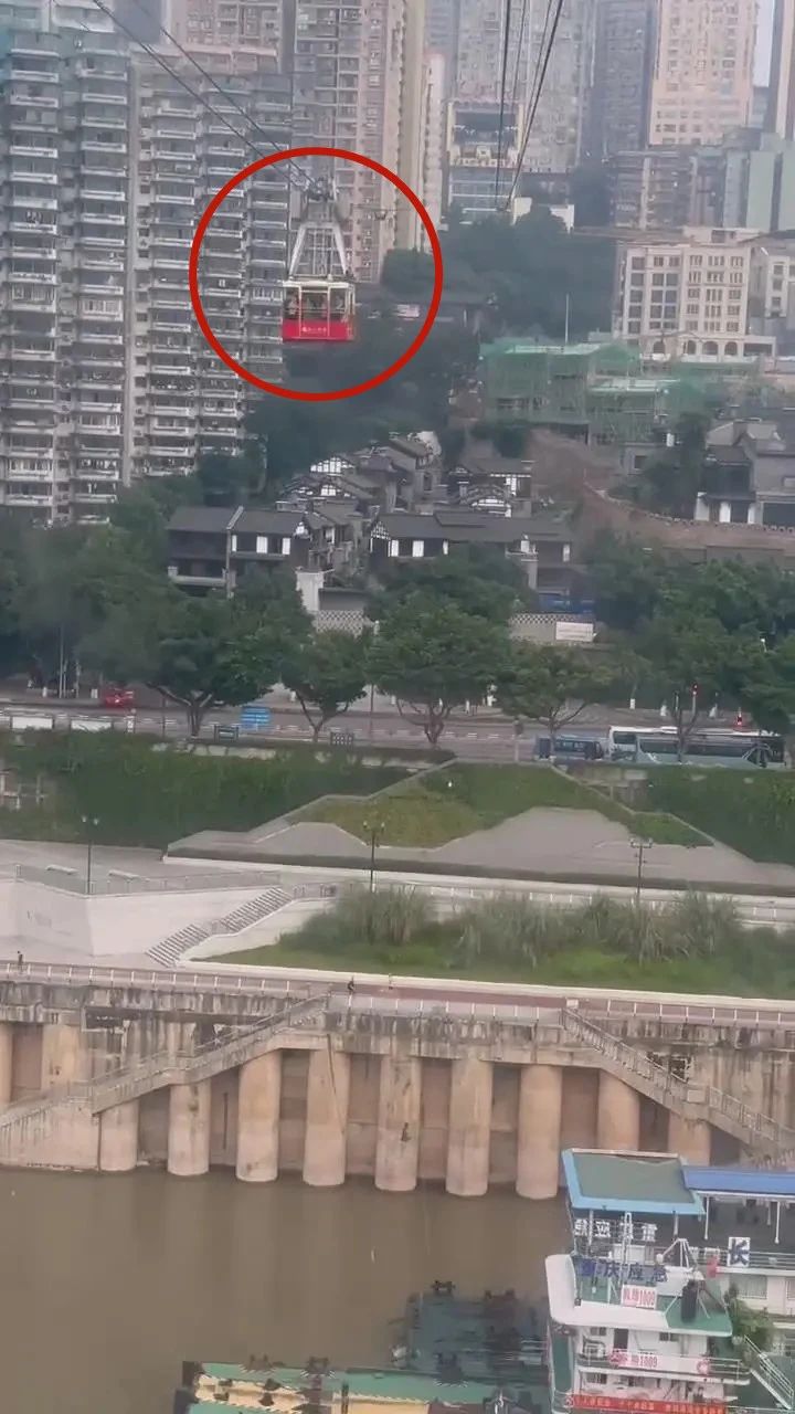 重庆长江索道突发空中急停 官方回应临时停运已恢复.jpg