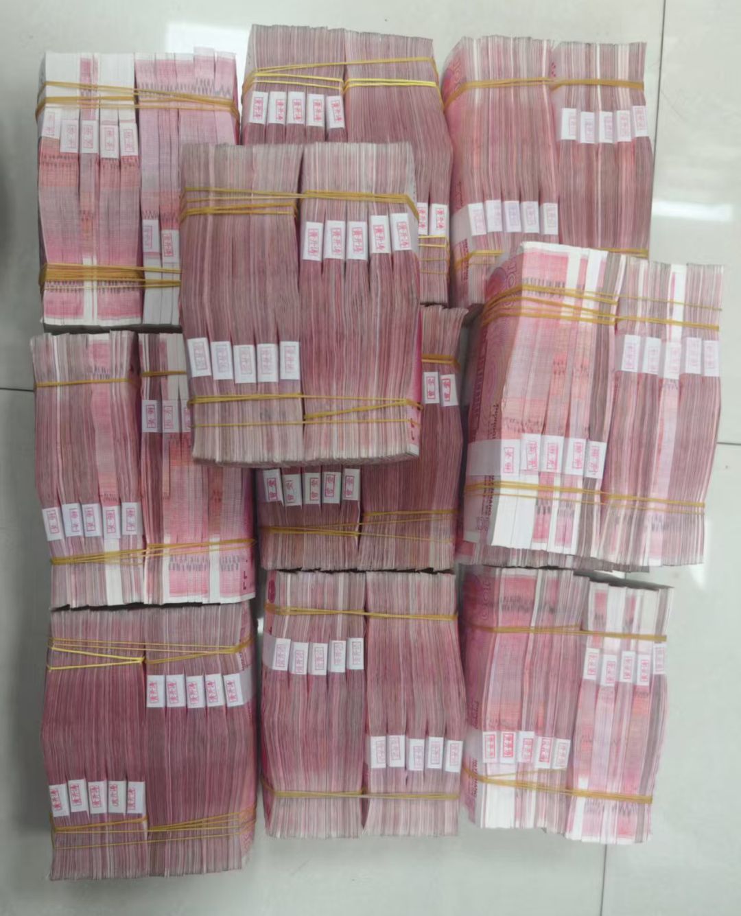 女子轻信新能源投资欲取 114 万，丽江警银上演现实版“反诈风暴” (2).jpg