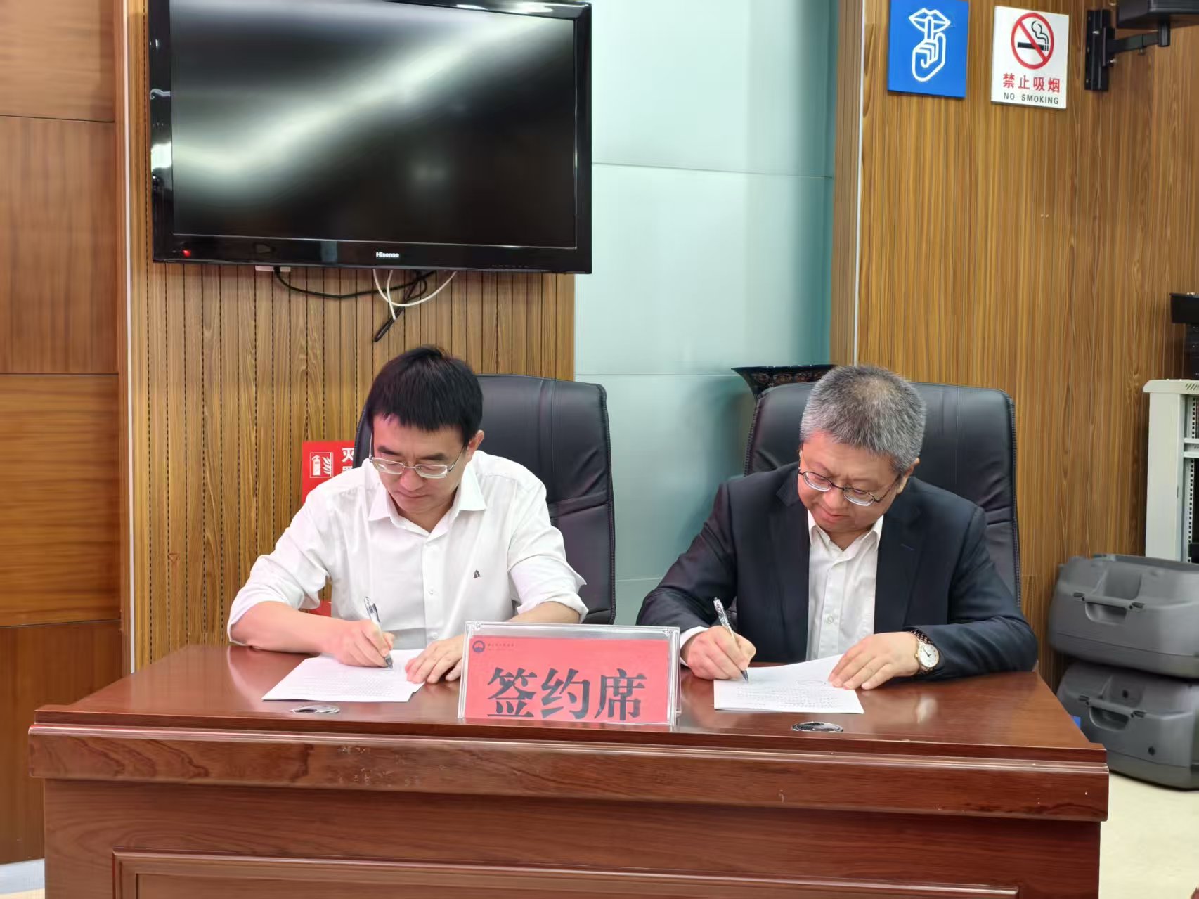 丽江市人民医院搭建放射学学术平台 银龄专家签约助力区域发展 (3).jpg