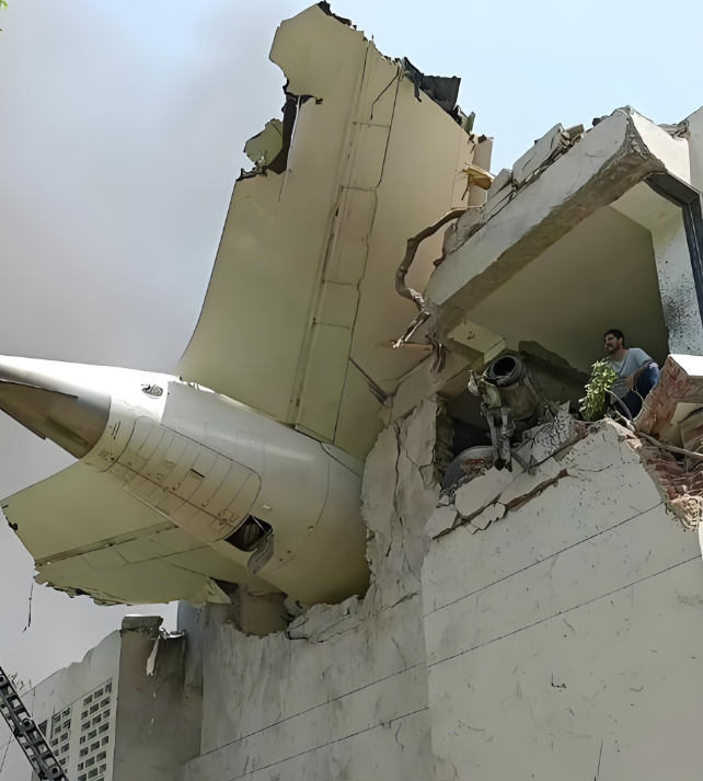 265 人遇难！印度客机坠毁，前序航班已出现多项故障.png