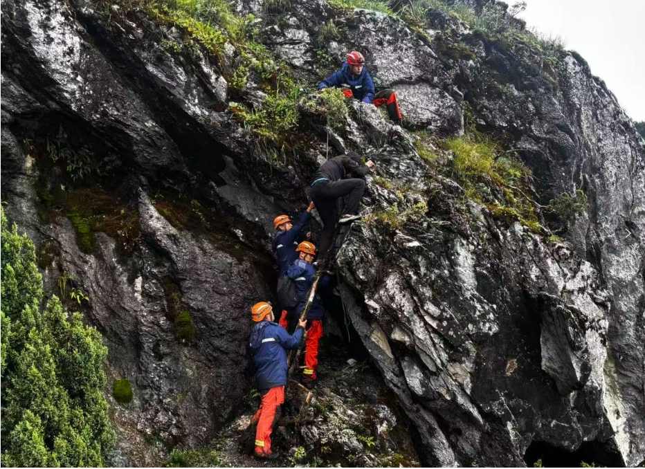 7名违规进入未开放区域“野游”人员获救 今年已发生23起类似事件1.jpeg