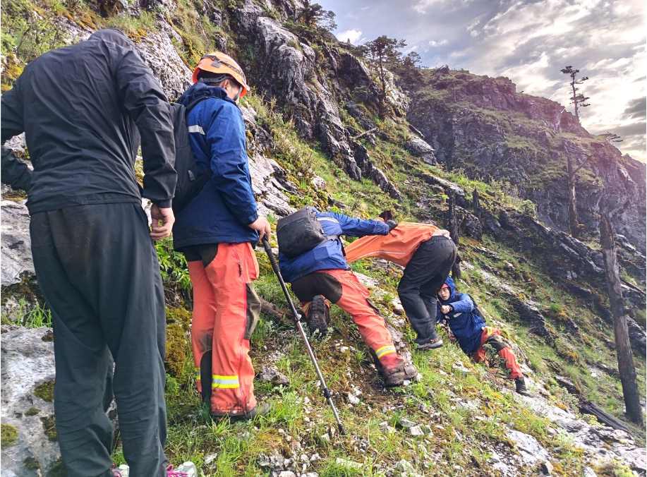 7名违规进入未开放区域“野游”人员获救 今年已发生23起类似事件2.jpeg