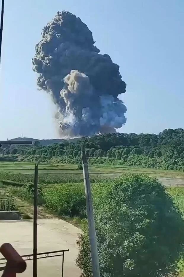湖南烟花厂突发爆炸！黑烟冲天、民宅震裂，9人受伤2人失联2.jpg
