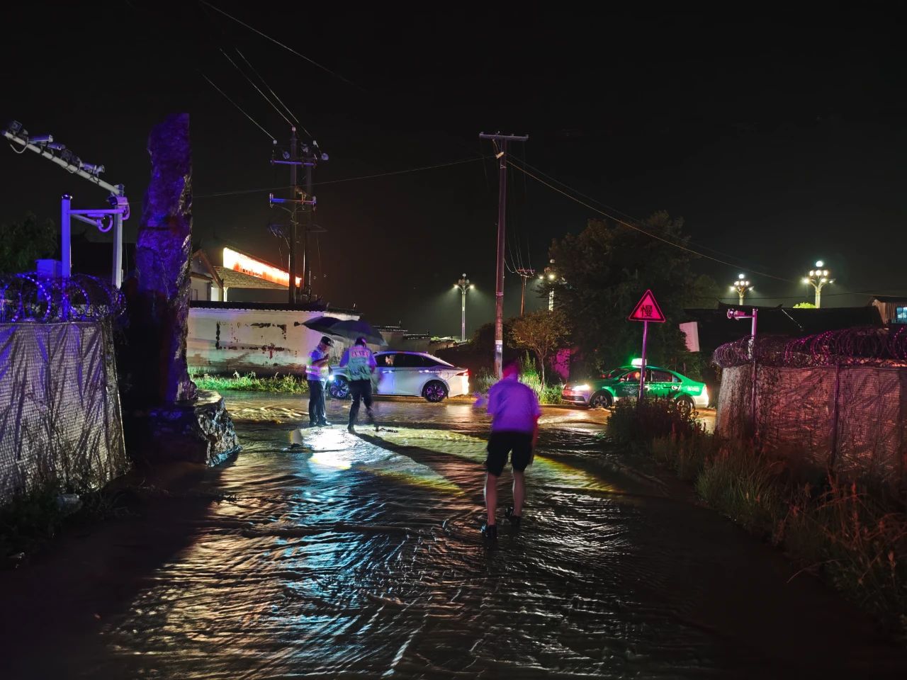 暴雨夜电缆坠落阻路，七河民警3小时奋战护平安2.jpg