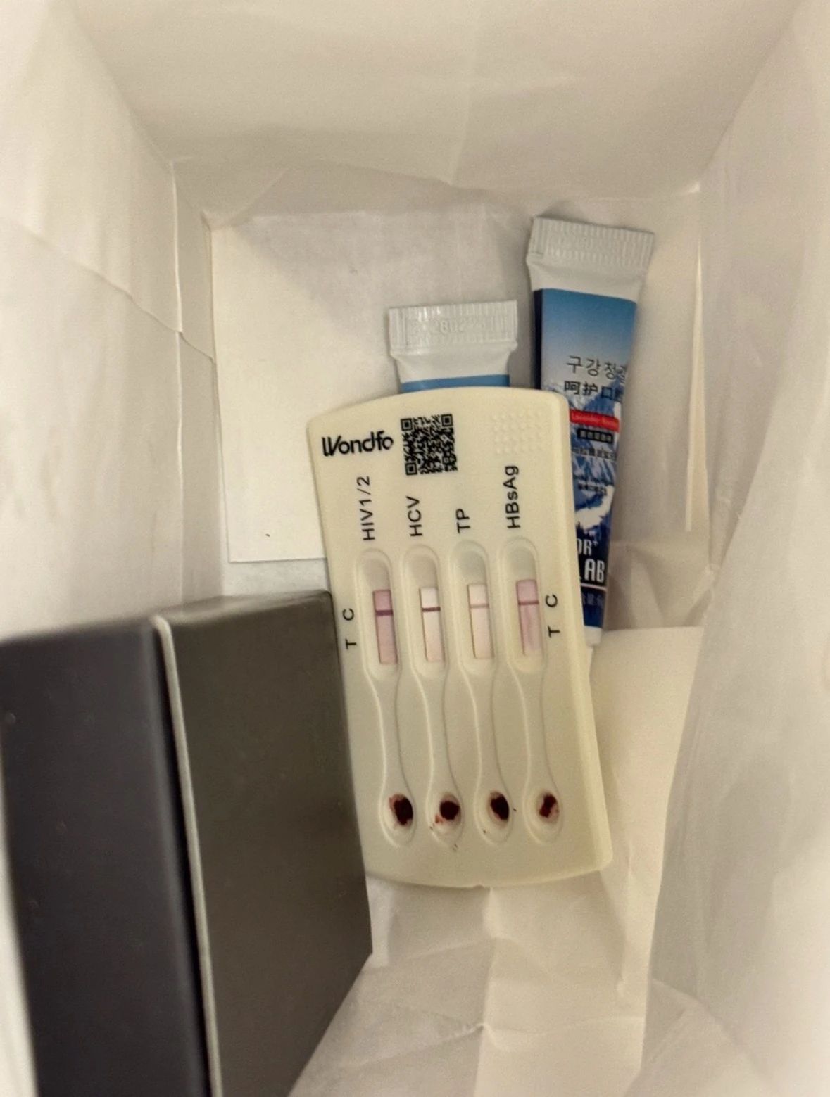 酒店洗漱包惊现HIV检测盒！血迹残留引恐慌，顾客紧急服药阻断.jpg