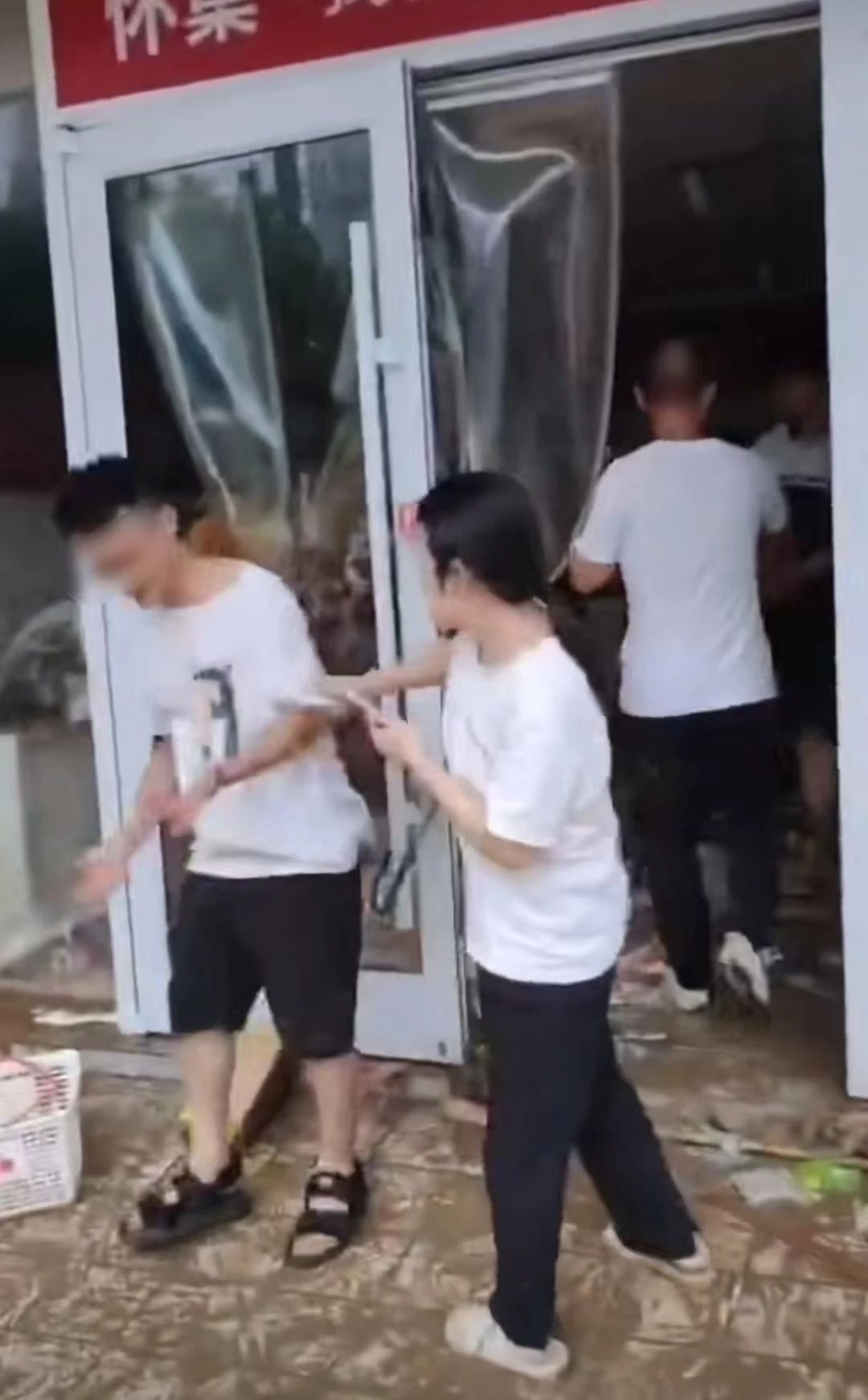 洪水退去后零食店遭洗劫！店员：连收银机都被撬，月经期泡水抢救的物资全没了2.jpg