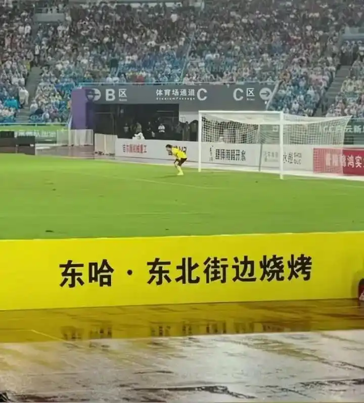 300 万赞助费浪潮中，为何苏超坚守 “草根广告牌”？.png