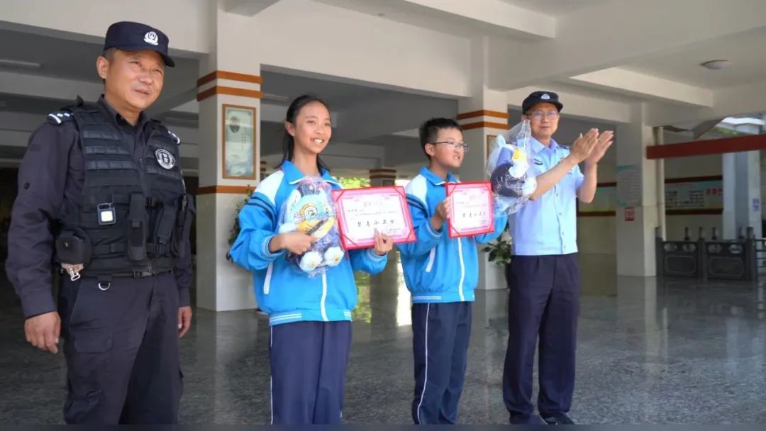 丽江俩小学生靠火眼金睛揪出 8 株大麻！获“禁毒小卫士”证书2.jpg