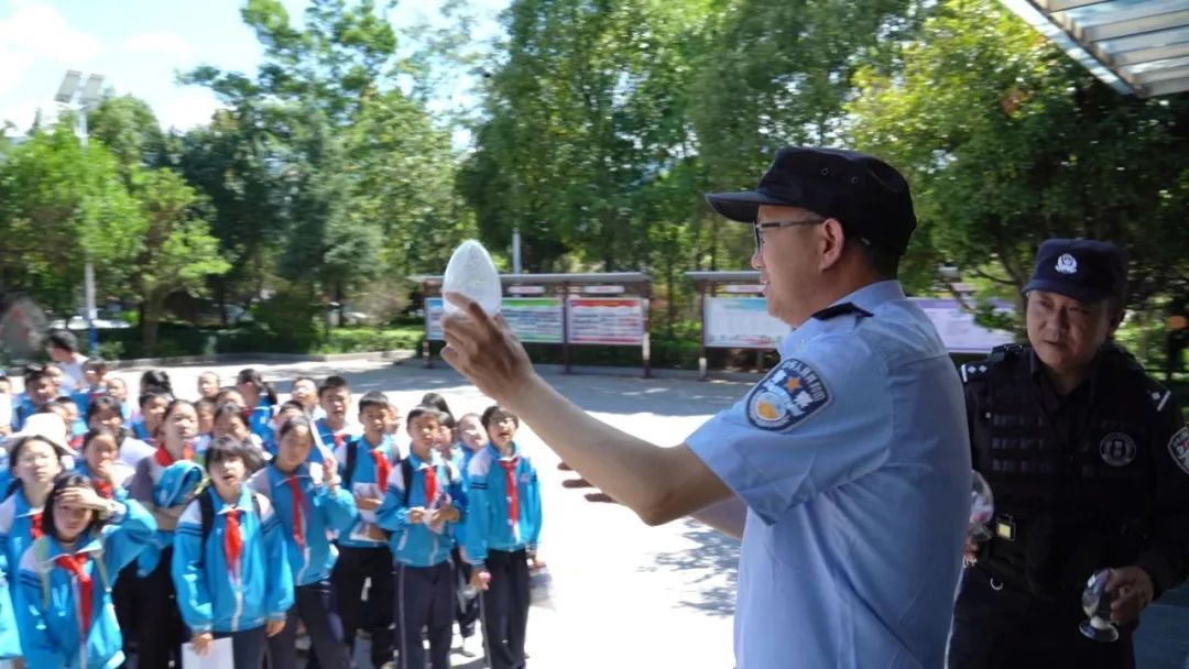 丽江俩小学生靠火眼金睛揪出 8 株大麻！获“禁毒小卫士”证书3.jpg