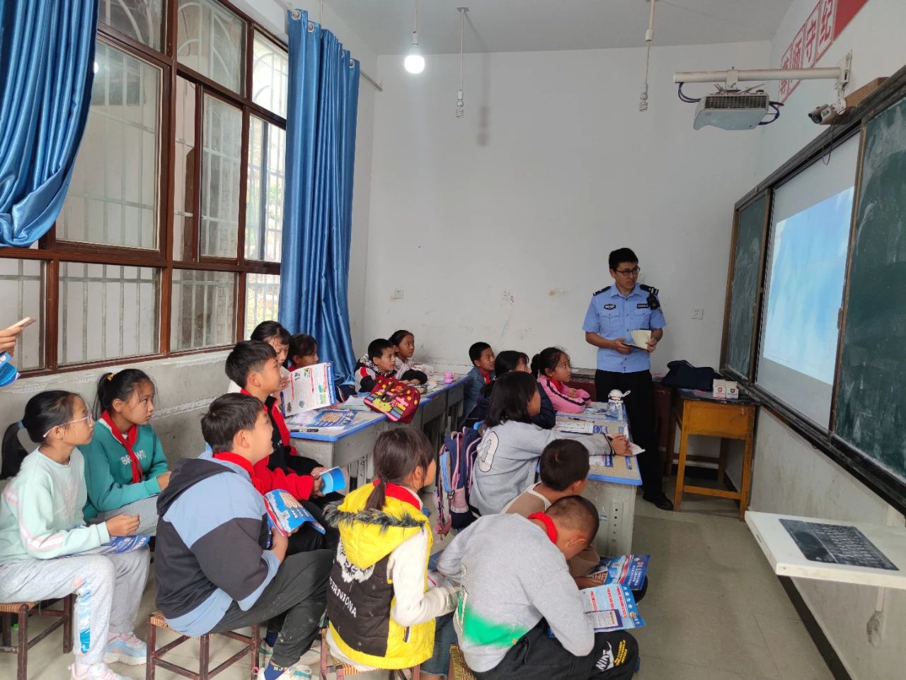玉龙县奉科镇织密校园“防护网”，守护山区学子安全1.jpg