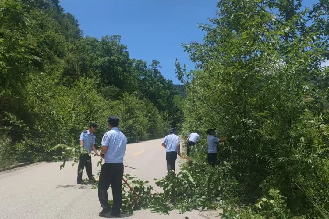 民警变身“清障工”！丽江这个派出所用汗水诠释“为人民服务”1.jpg