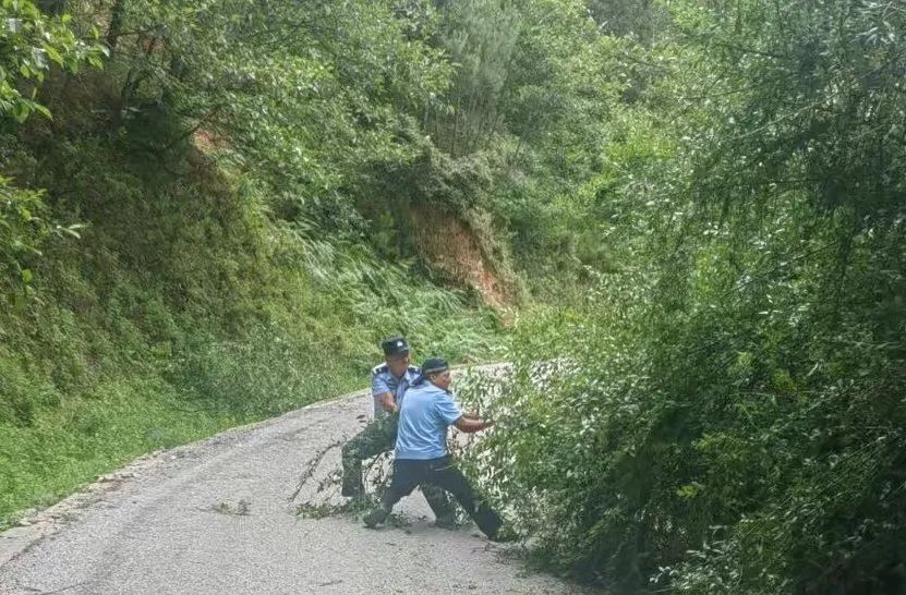民警变身“清障工”！丽江这个派出所用汗水诠释“为人民服务”2.jpg