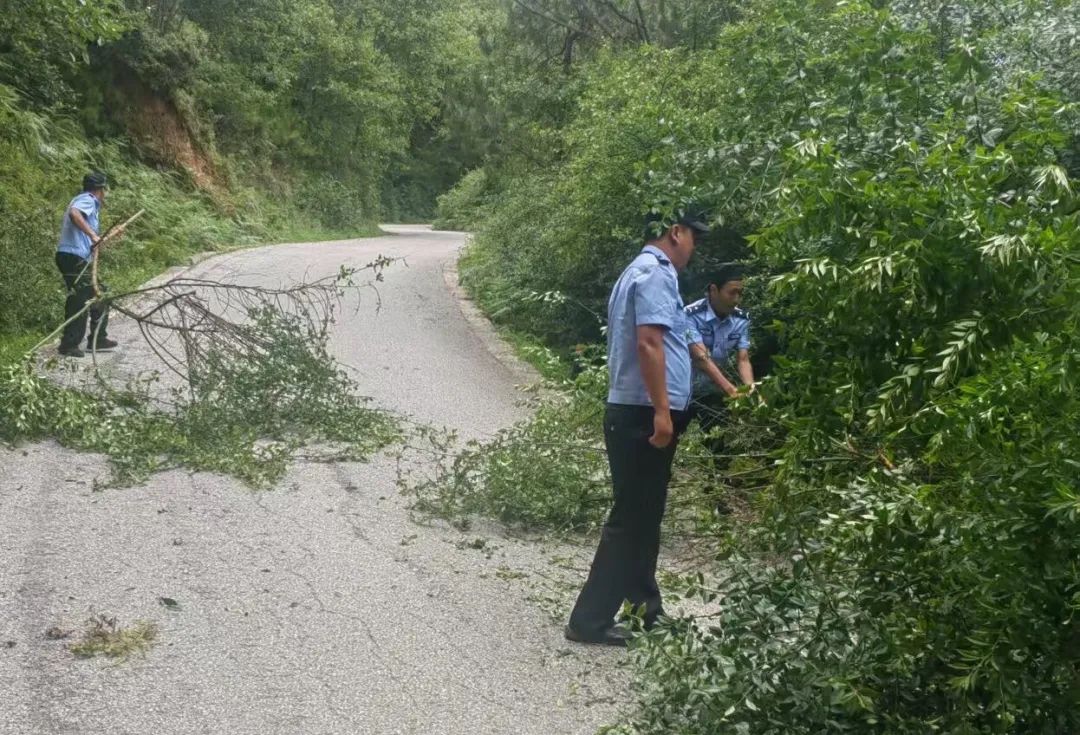 民警变身“清障工”！丽江这个派出所用汗水诠释“为人民服务”3.jpg