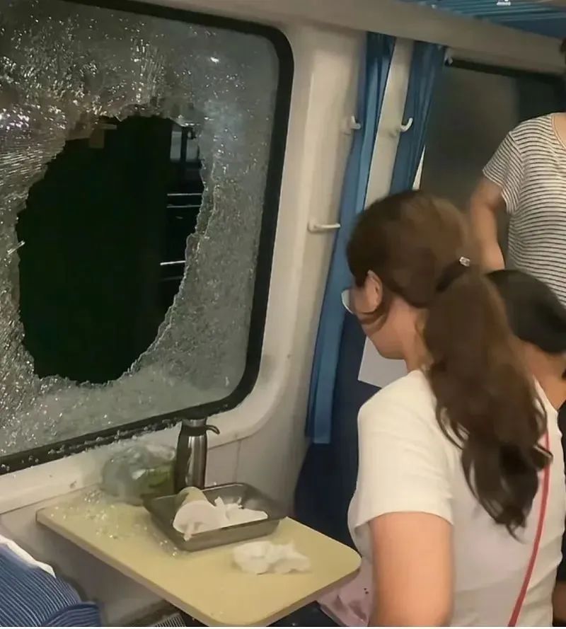 列车空调失灵乘客集体中暑？亲历者讲述：有人晕厥后才同意破窗1.jpg