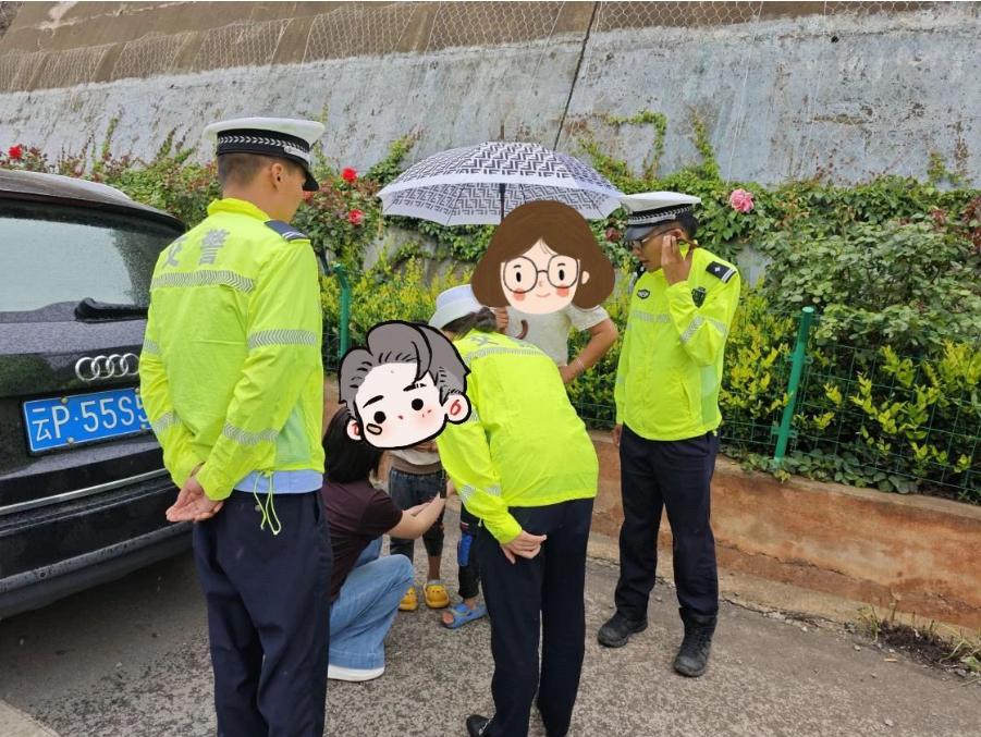暴雨中的温暖守护，丽江警方雨中救助迷路儿童1.jpeg