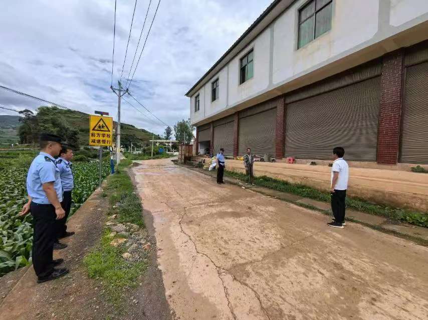 丽江警方：风雨中坚守 危难处护航2.jpg
