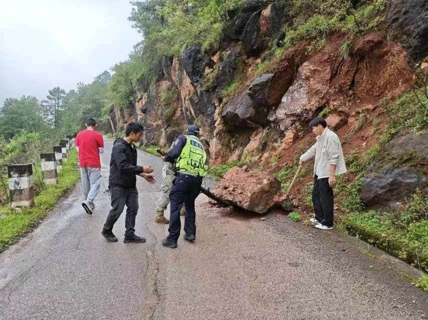 丽江警方：风雨中坚守 危难处护航3.jpg