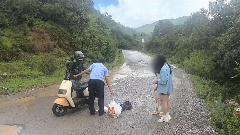 丽江警方：风雨中坚守 危难处护航4.jpeg