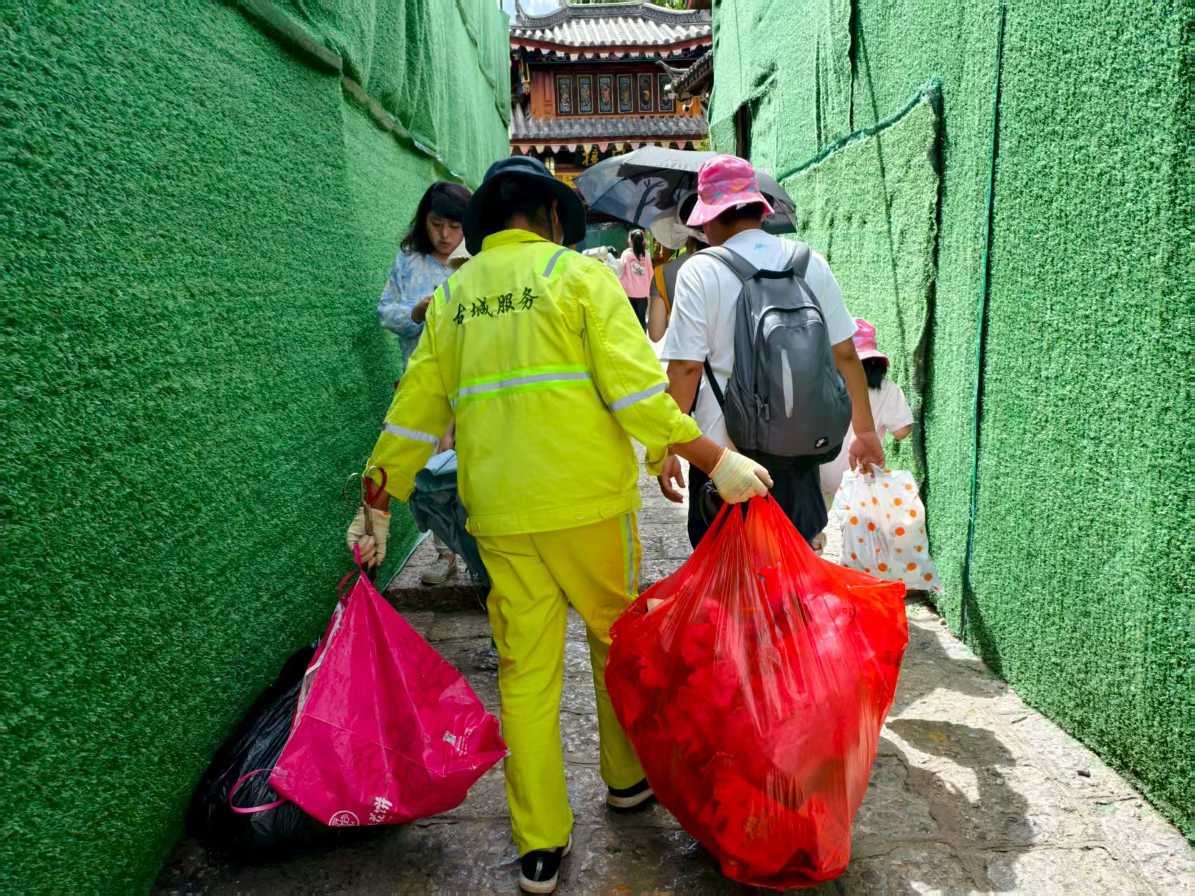 日均清运80吨垃圾 丽江古城暑期保洁强度翻倍  90余名保洁员坚守岗位护美景 (1).jpg
