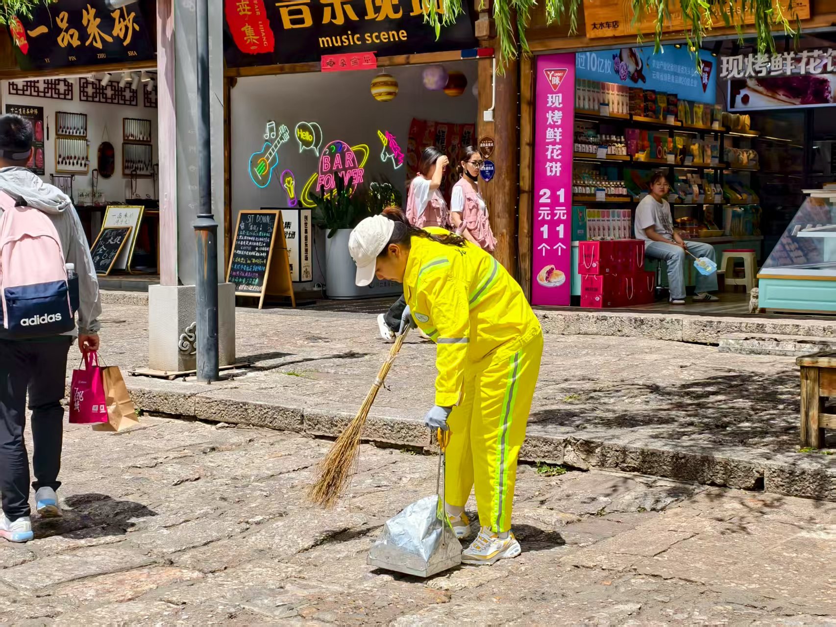 日均清运80吨垃圾 丽江古城暑期保洁强度翻倍  90余名保洁员坚守岗位护美景 (3).jpg