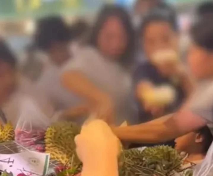 超市榴莲遭顾客强行“试吃”！律师：已违法，严重可拘留.jpg