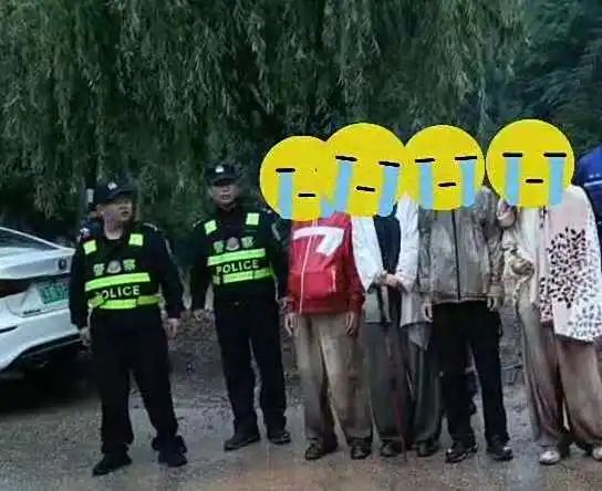 五名游客被困泸沽湖深山 深夜民警9小时冒雨搜救3.jpg