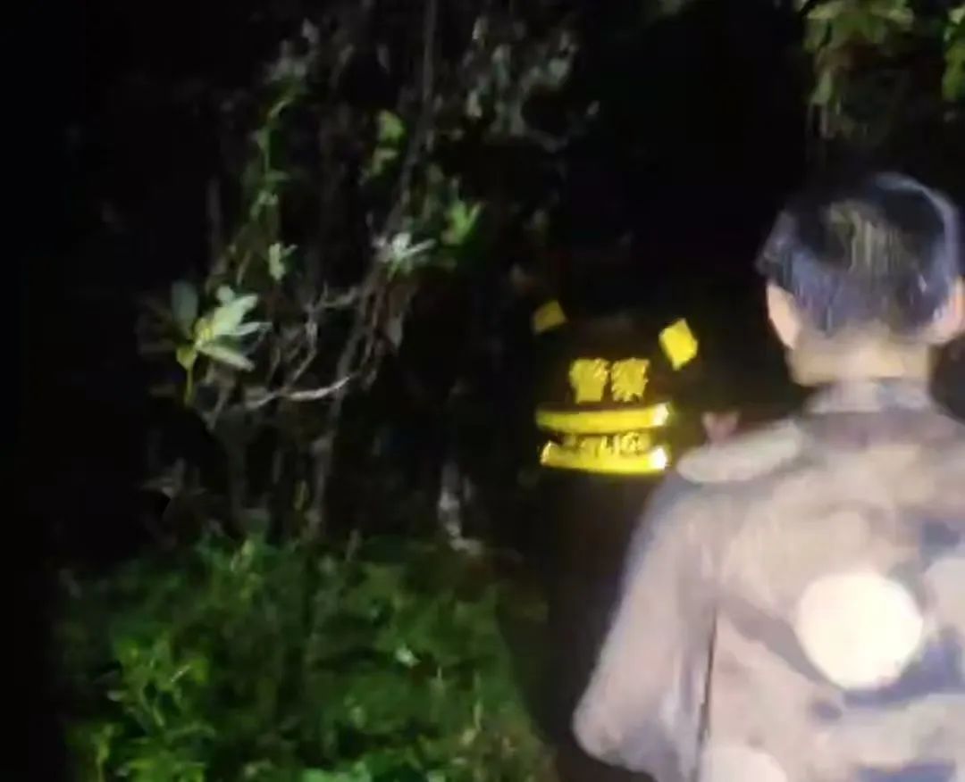 五名游客被困泸沽湖深山 深夜民警9小时冒雨搜救2.jpg