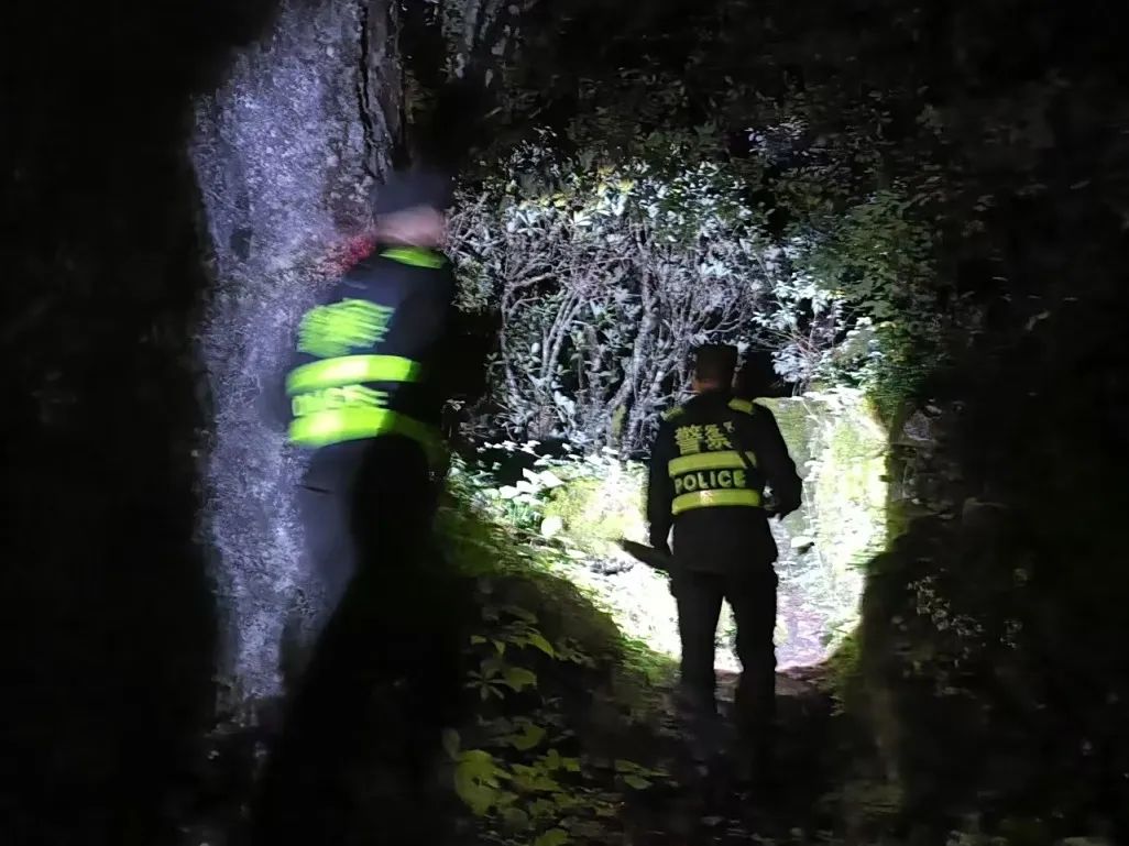 五名游客被困泸沽湖深山 深夜民警9小时冒雨搜救1.jpg