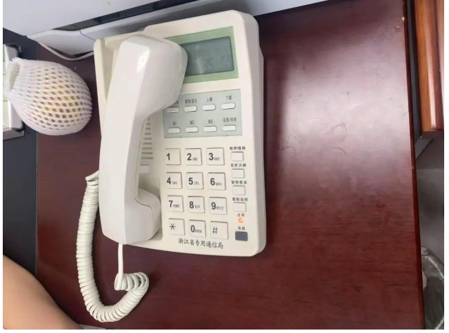 “电话永远占线”真相曝光！市民现场直击：工作人员竟把听筒悬空不接2.jpg
