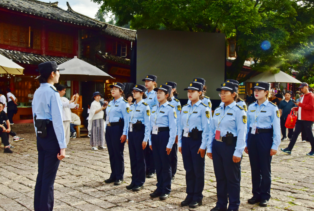 丽江古城女子巡逻队：柔肩扛起守护责 蓝装映亮旅途暖.png