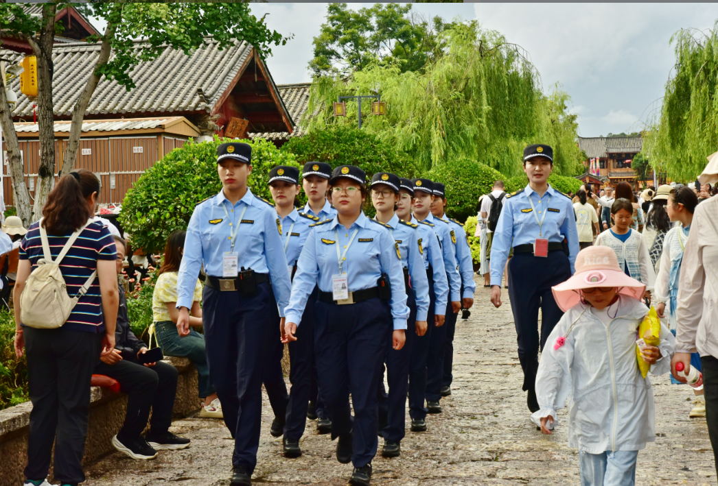 丽江古城女子巡逻队：柔肩扛起守护责 蓝装映亮旅途暖2.png